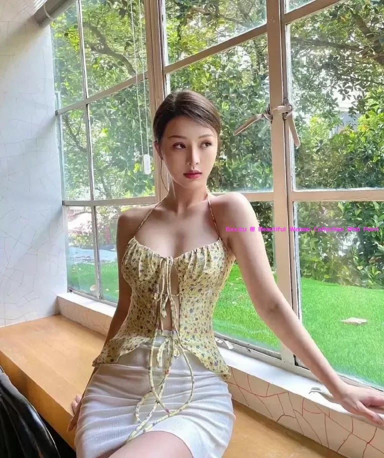 靠窗边的美女风景